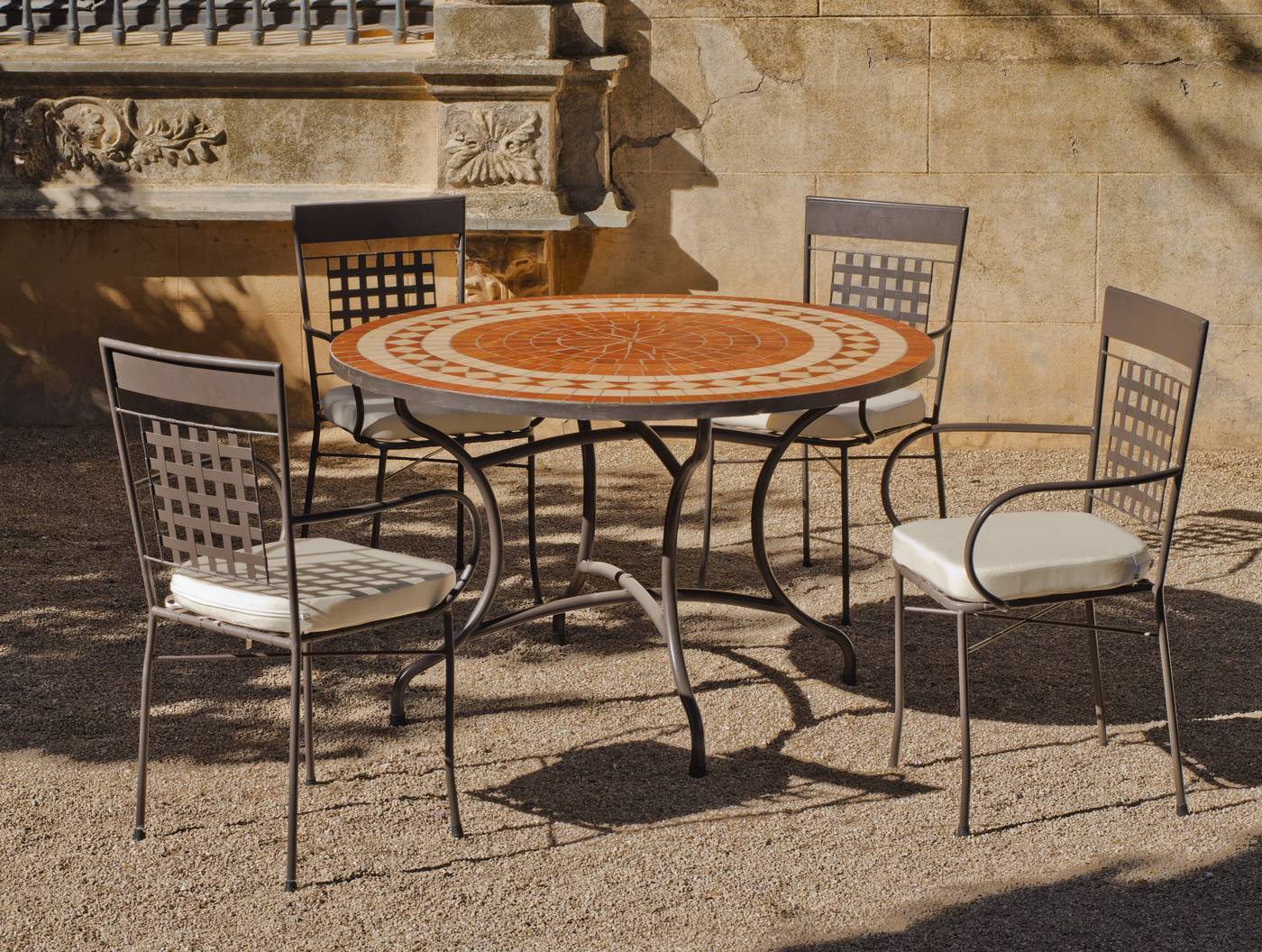 Conjunto de forja para jardín: 1 mesa con panel mosaico + 4 sillones de forja + 4 cojines