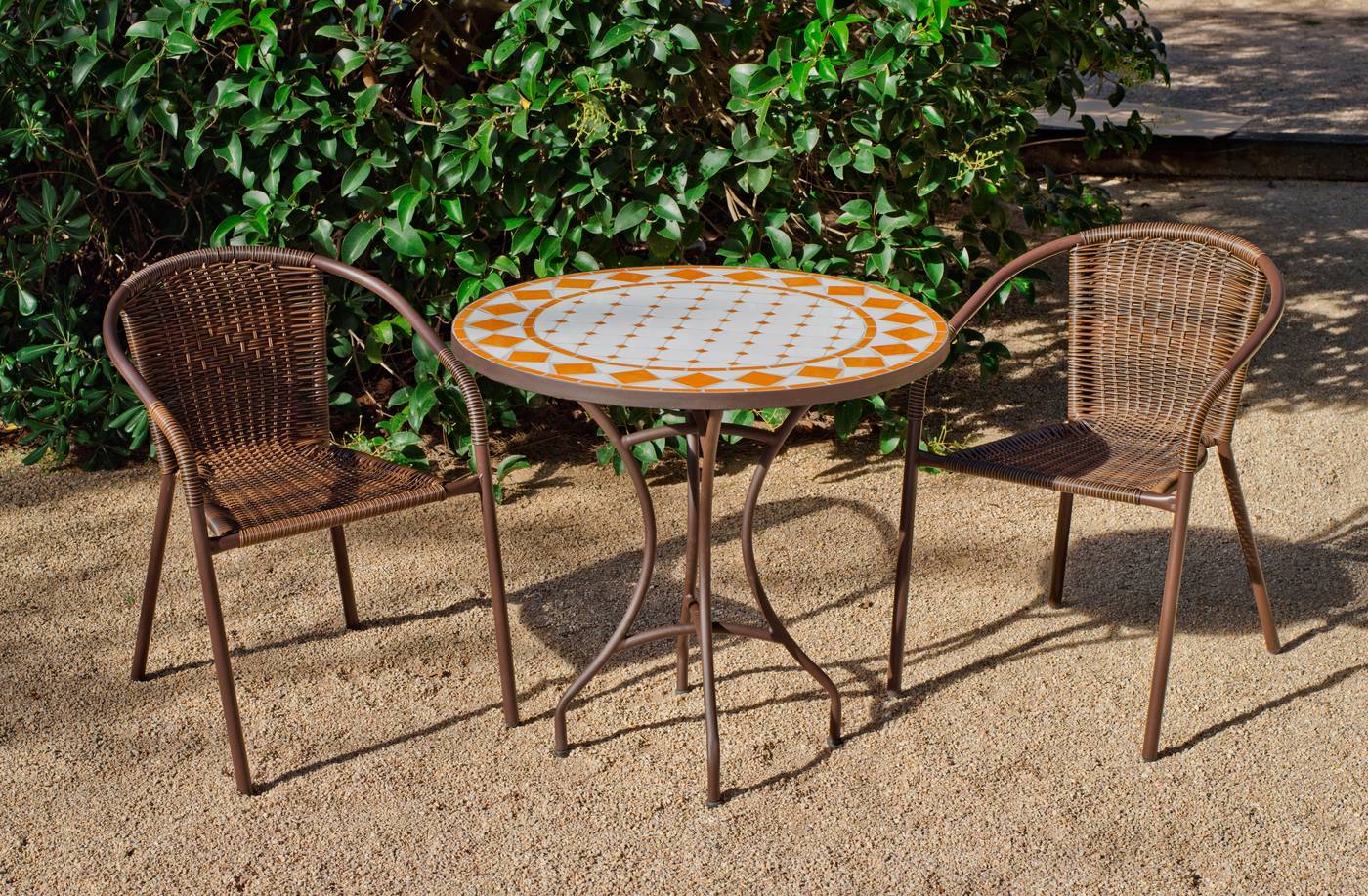 Conjunto para jardín y terraza de forja: 1 mesa con panel mosaico + 2 sillones de wicker