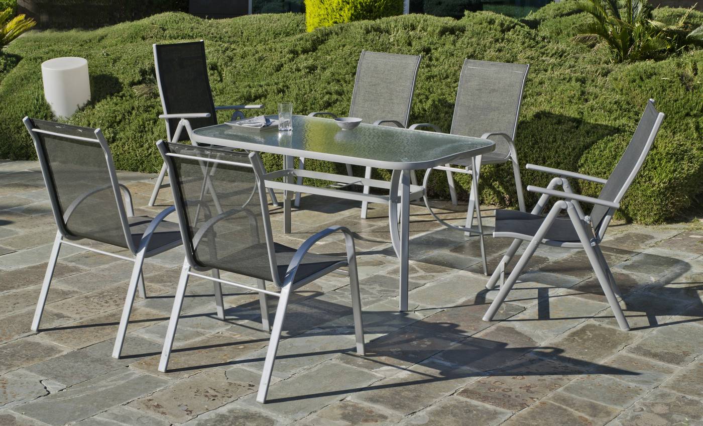 Conjunto de acero inoxidable color plata: mesa de 150x90 cm. con tablero de cristal templado + 4 sillones apilables + 2 tumbonas multiposiciones