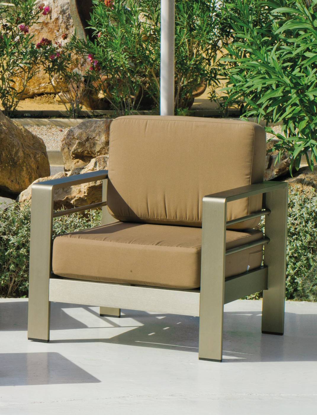 Set Aluminio Louvre-7 - Conjunto de aluminio para jardín: 1 sofá de 2 plazas + 2 sillones + 1 mesa de centro + cojines.