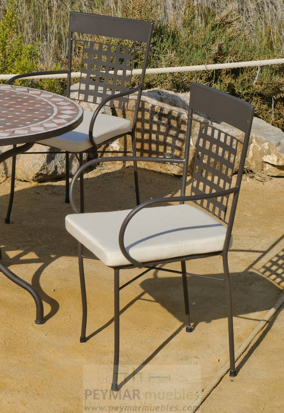 Conjunto Mosaico Atrium-Vigo 150-4 - Conjunto de forja para jardín o terraza: 1 mesa de forja con panel mosaico + 4 sillones de forja + 4 cojines. Mesa válida para 6 sillones.