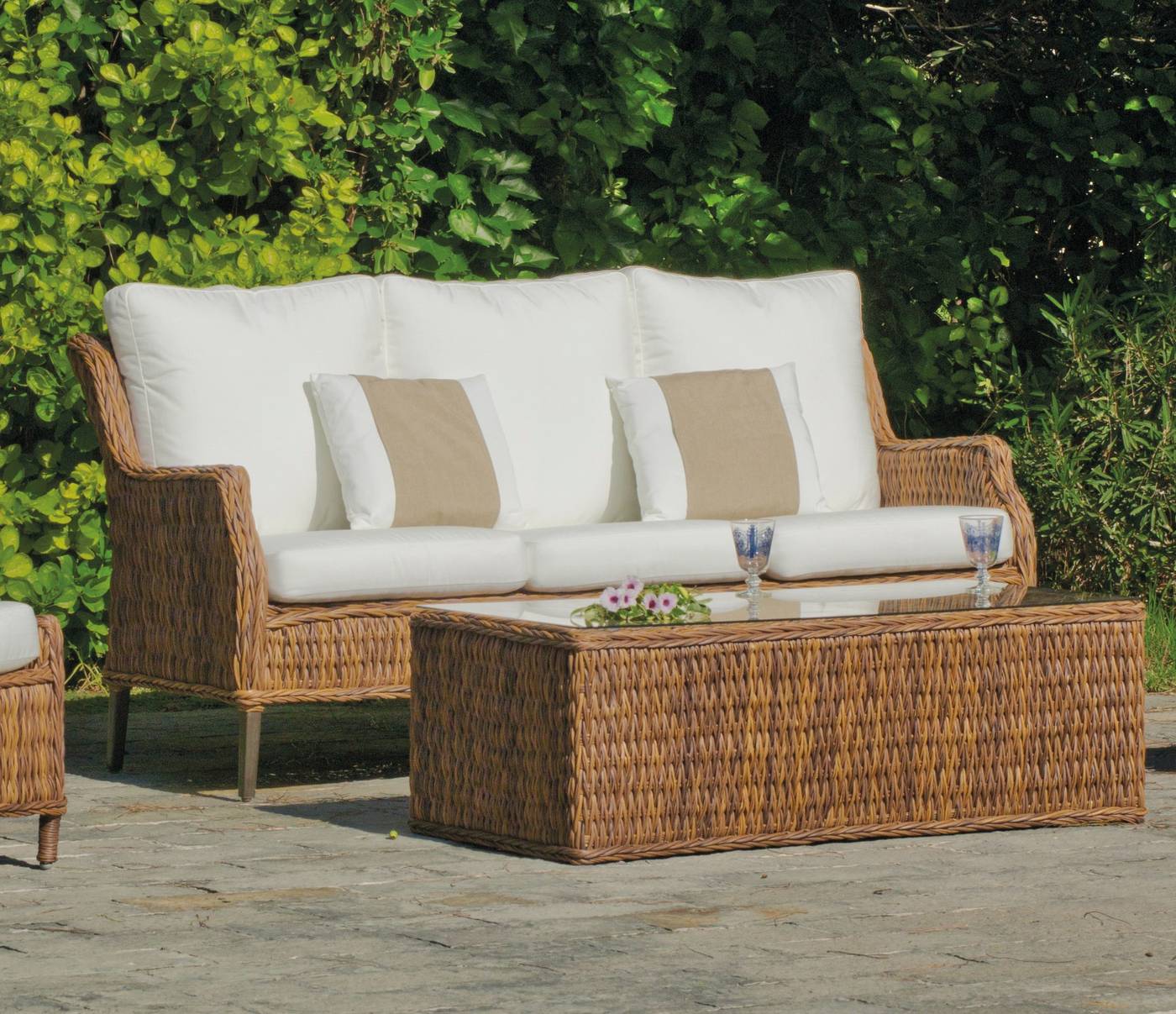 Set Médula Luxe Panama-10 - Conjunto de médula sintética lujo para jardín. Formado por: 1 sofá de 3 plazas + 2 sillones + 1 mesa de centro + 2 reposapiés + cojines