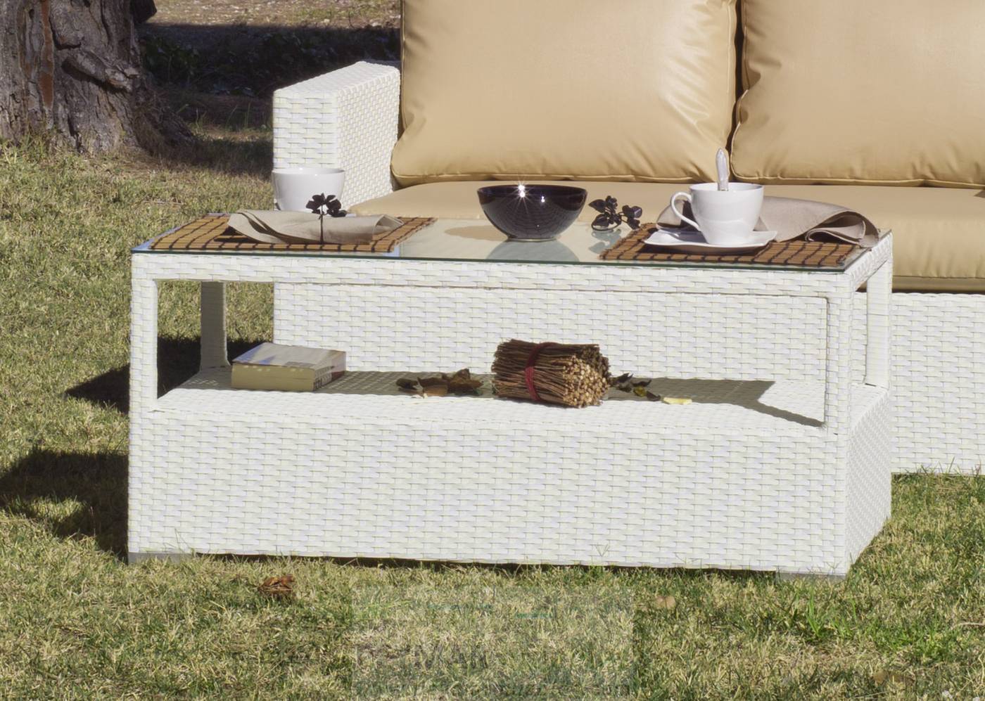 Mesa de centro de ratán sintético color blanco, con tapa de cristal templado