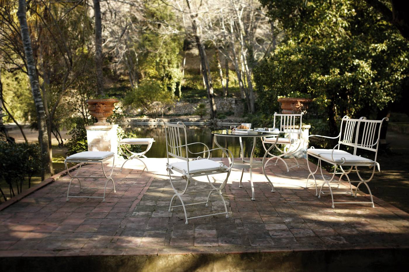 Conjunto forja Madrid - Conjunto de forja con mesa redonda de mosaico de piedra natural o cristal y dos sillones.