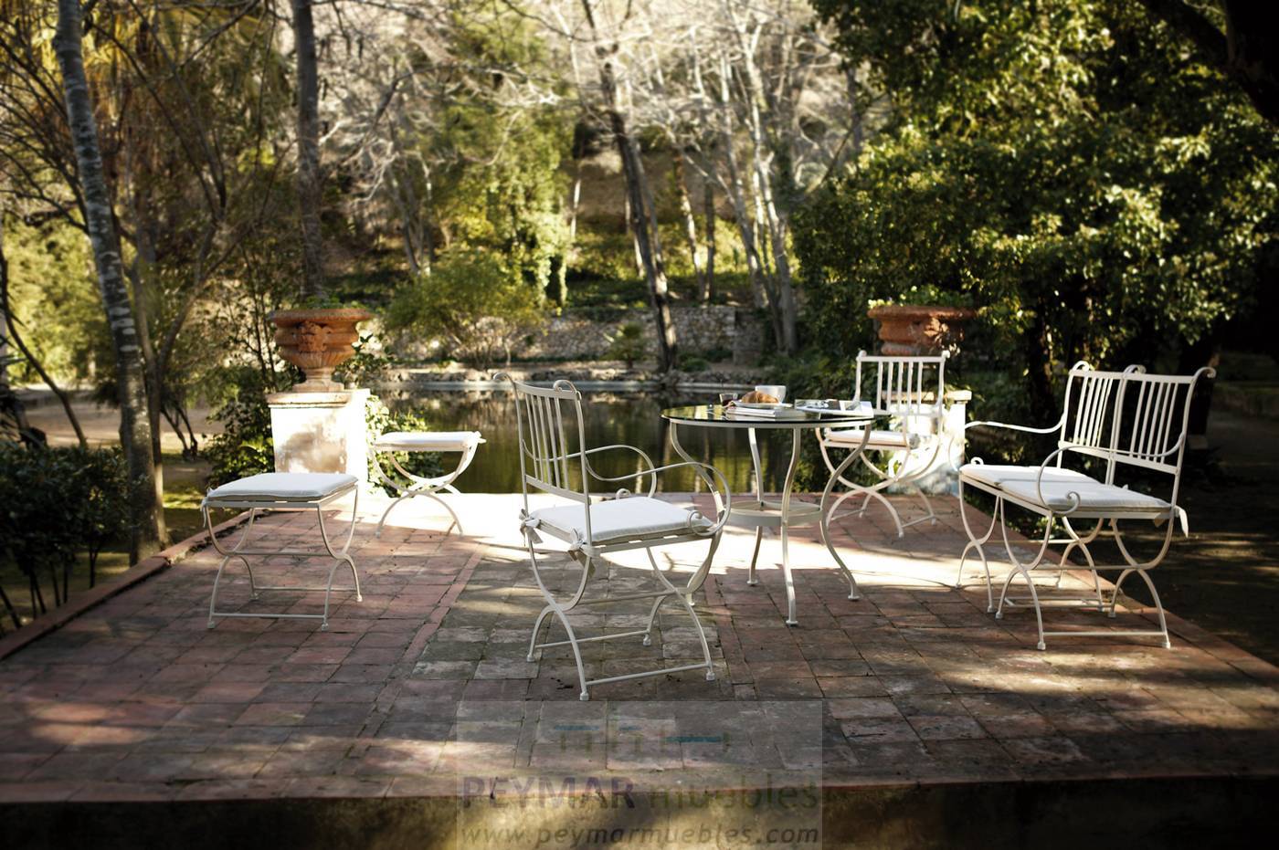 Conjunto forja Madrid - Conjunto de forja con mesa redonda de mosaico de piedra natural o cristal y dos sillones.