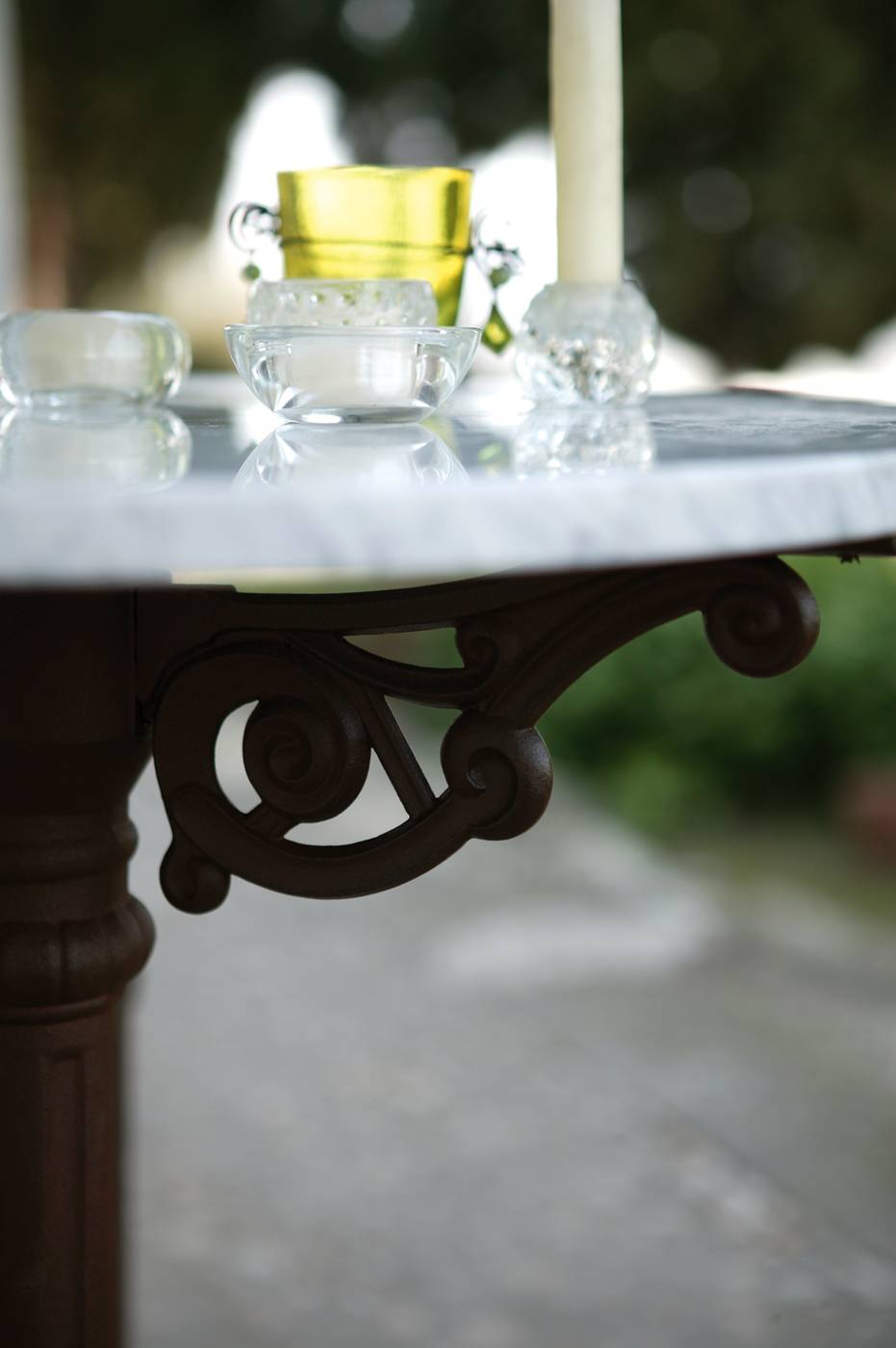 Conjunto marmol Mónaco - Conjunto de mesa redonda de 60 cm. de estructura de aluminio y tapa de mármol, mosaico cerámico o werzalit y 2 sillas