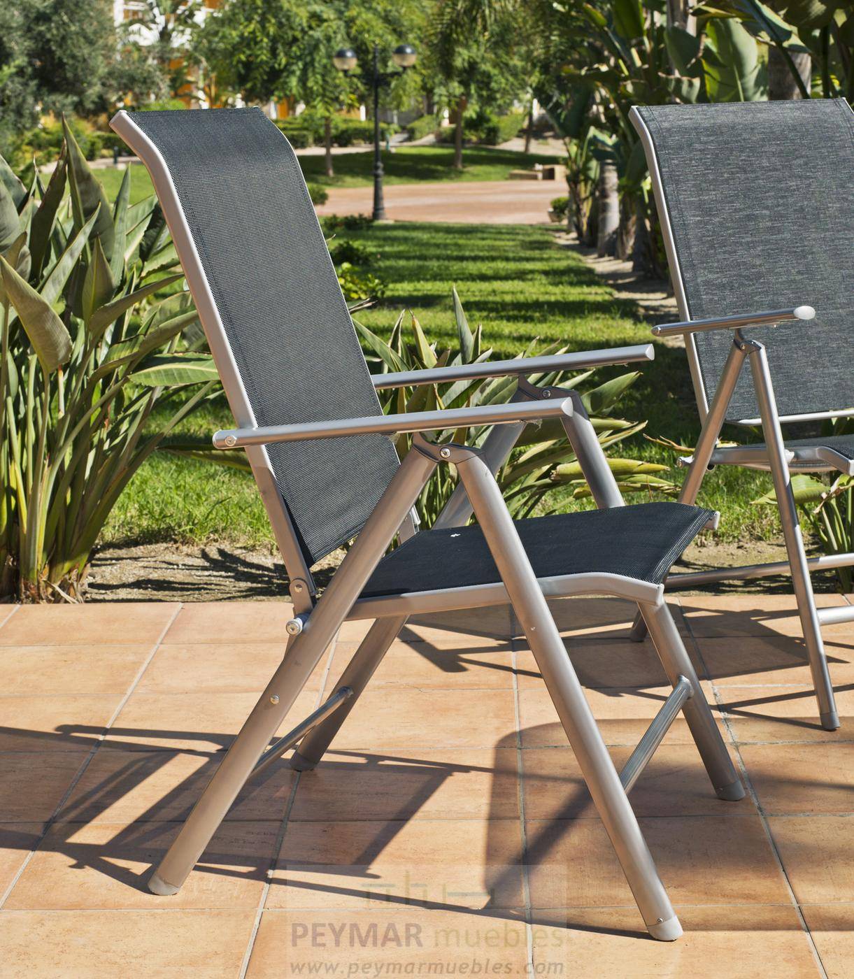 Tumbona plegable de acero color plata, con asiento y respaldo de Textilen